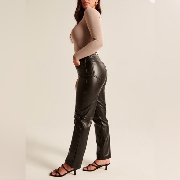 Abercrombie Curve Love The 90’s Straight Ultra High Rise Black - Size 33/16 NWT - Picture 3 of 8